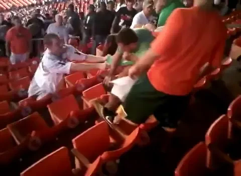 Show no mercy! Bataie CRUNTA intre suporteri, in tribunele stadionului din Miami!